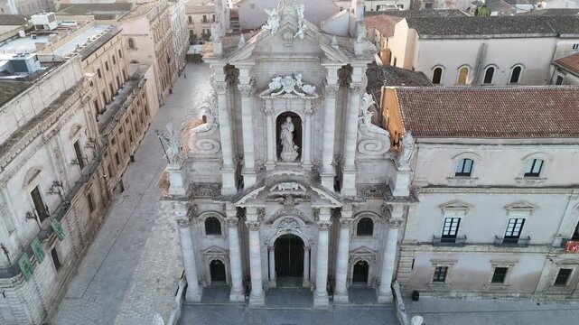 La splendida facciata barocca del Duomo di Siracusa (ex Tempio di Athena), Ortigia, in Sicilia, vista aerea con drone.