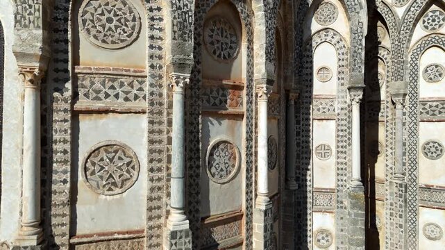 Vista con drone della parte posteriore (absidi) del Duomo di Monreale, magnifico esempio dell'arte arabo-normanna in Sicilia. 