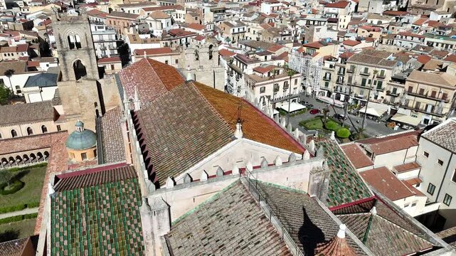 Vista con drone della parte posteriore (absidi) del Duomo di Monreale, magnifico esempio dell'arte arabo-normanna in Sicilia. 