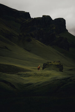 Editorial de moda ecuestre en Islandia, Imagen de caballos para branding de marca natural, Est&eacute;tica visual con caballos en paisaje salvaje
