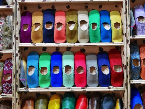 モロッコのマラケシュのお土産屋さんのカラフルでシンプルなスエードのバブーシュ