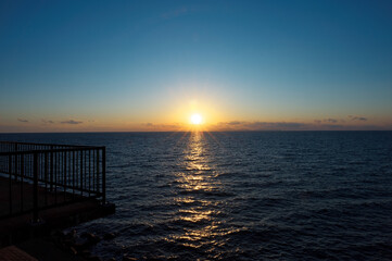 薩摩半島から望む海に沈む夕日