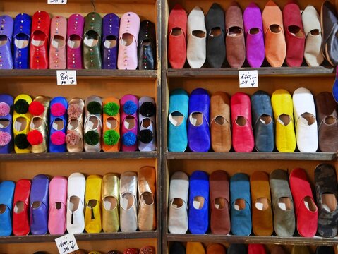 モロッコのマラケシュのお土産屋さんのカラフルなバブーシュ