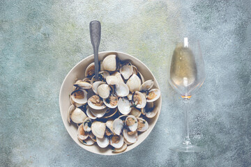 vongole clams, with spices and white wine, top view, no people,