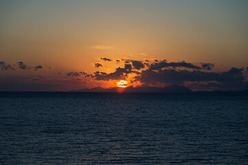 薩摩半島から望む甑島に沈む夕日