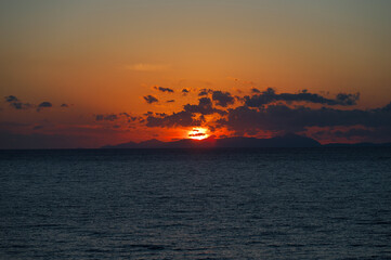 薩摩半島から望む甑島に沈む夕日