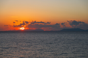 薩摩半島から望む甑島に沈む夕日