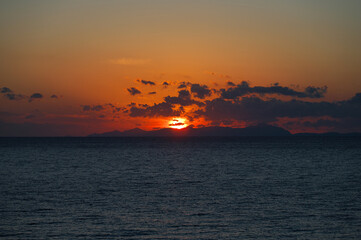 薩摩半島から望む甑島に沈む夕日