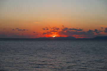 薩摩半島から望む甑島に沈む夕日
