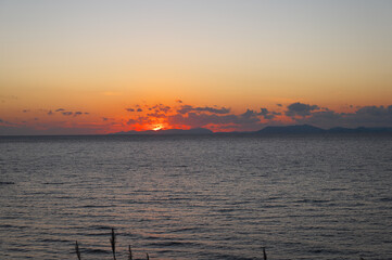 薩摩半島から望む甑島に沈む夕日