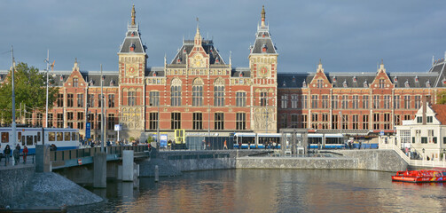 Fototapeta premium AMSTERDAM NETHERLAND OCTOBER 03 2015 Station Amsterdam Centraal is the largest railway station of Amsterdam, Netherlands, and a major national railway hub. Used by 260,000 passengers a da