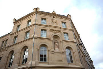 Immeuble d'angle &agrave; Paris &eacute;cole publique