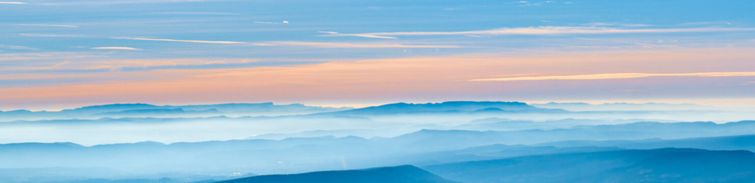 Montagne de Lure - Brumes matinales sur les reliefs de Provence.
Montagne de Lure - Morning mist over the hills of Provence.
Paysage panoramique de Provence au lever du jour.