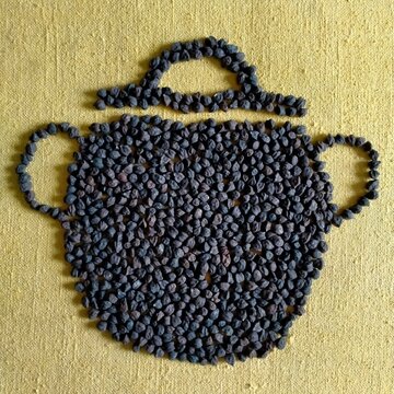 garbanzos negros haciendo figura de Olla de puchero para cocinar sobre fondo amarillo mostaza. Comida de oto&ntilde;o-invierno, legumbres