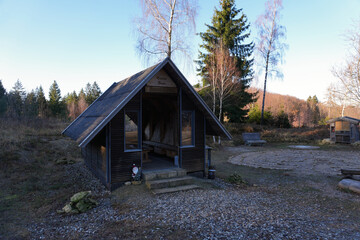 wunderschöner Rastplatz für Wanderer im Hils mit Schutzhütte und Bänken zum Pause machen in der...