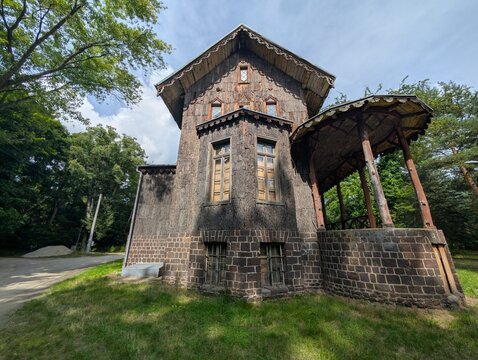 Korkowy pałac w Mojej Woli, niszczejąca dawna szkoła leśnicza