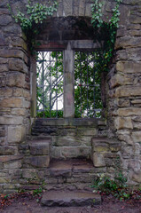 Ein Fenster einer alten Ruine im Wald