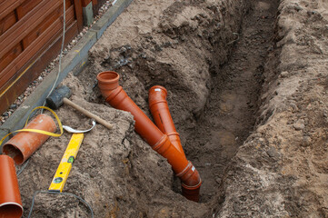 Regenwasserrohre f&uuml;r ein Abwasserkanalsystem und entsprechenden Erdarbeiten.