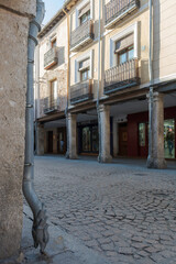 Calle soportalada, calle Mayor, Alcal&aacute; de Henares, Madrid, Espa&ntilde;a.