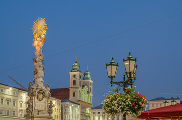 Obraz premium Night view of the Baroque Trinity Column in the old town of Linz, Austria