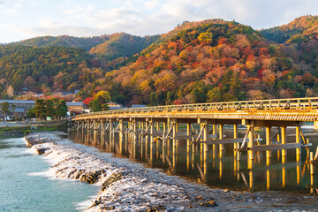 日本の風景・秋　紅葉の京都嵯峨嵐山　早朝の渡月橋