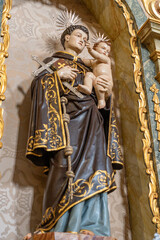 Obraz premium Statue representing Saint Anthony of Lisbon inside the Church of Bom Jesus in the parish of Rabo de Peixe, São Miguel, Azores, Portugal.
