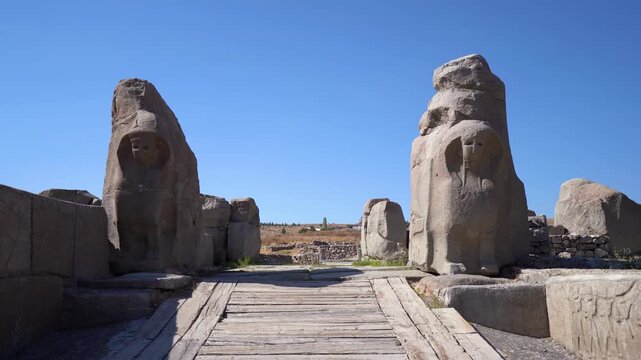 Sphinxes and reliefs on the southern gate at Alacahoyuk