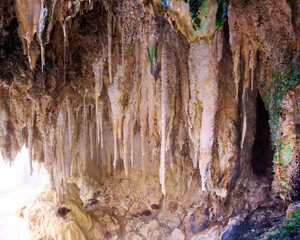 日光市　湯沢噴泉塔　温泉の析出物