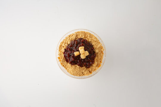 Top-down view of Korean red bean shaved ice (Patbingsu) in a clear cup isolated on a white background 흰색 배경에 고립된 투명한 컵에 담긴 팥빙수 탑다운 뷰 (탑뷰)