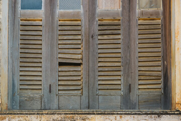 Janela de madeira de casa antiga