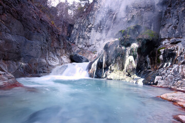 日光市　湯沢噴泉塔　温泉の析出物