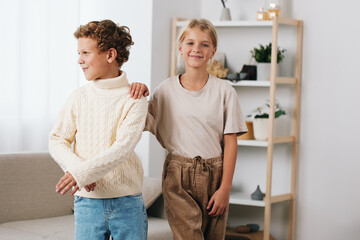 Obraz premium An authentic candid scene featuring children in a playful school lifestyle moment, highlighting imagination, teamwork, and daily learning at home with joy.