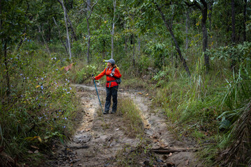 Obraz premium Asian woman hiking on a steep trail.