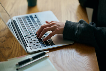 パソコンで作業する女性の手