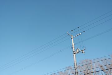 冬の快晴の空に電信柱と送電線 / Clear Winter Sky with Utility Pole and Power Lines