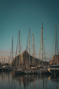 Voiliers bateaux dans une marina oui un port avec un immeuble en arri&egrave;re plan