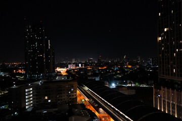 Fototapeta premium A city at night with a bridge in the middle