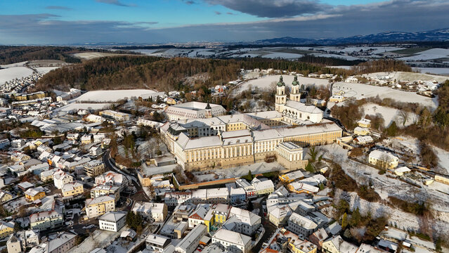 Stift St. Florian aus erh&ouml;hter Perspektive im Winter