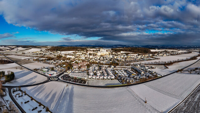 Panorama von St. Florian in winterlicher Landschaft