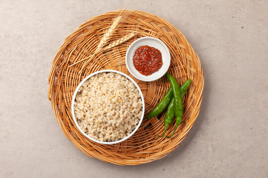 쌀에 보리를 섞어 지은 밥. 또는 보리로만 지은 밥.
Rice cooked with barley mixed in. Or rice cooked only with barley.

