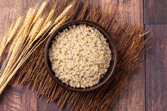 쌀에 보리를 섞어 지은 밥. 또는 보리로만 지은 밥.
Rice cooked with barley mixed in. Or rice cooked only with barley.

