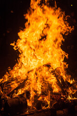 Die orange leuchtenden Flammen eines Lagerfeuers in der Nacht