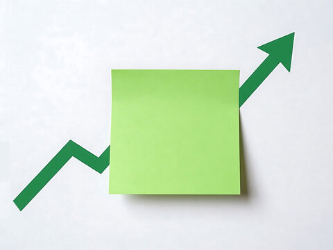 Post-it vert vierge avec espace vide pour du texte, et une fl&egrave;che verte ascendante symbolisant la croissance et le progr&egrave;s., isol&eacute; sur fond blanc