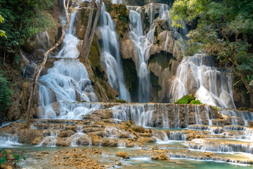 Obraz premium Hiking trails along the magnificent Kuang Si Falls (or Tat Kuang Si), Kuang Si National Park, Luang Prabang, Laos