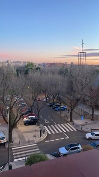 Anochecer y oscurecer time lapse en atardecer de calle de ciudad con coches circulando y peatones 