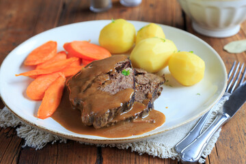 Rinderbraten mit Kartoffeln und Karotten