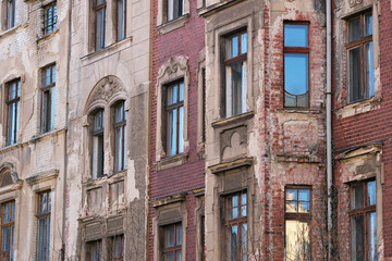 Fassaden leerstehender Wohnh&auml;user