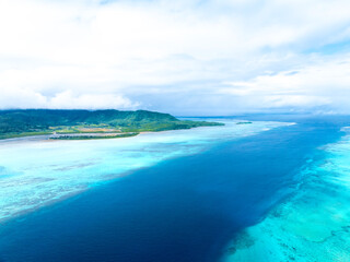 ヨナラ水道（沖縄県竹富町）※左側が西表島