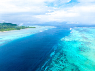 ヨナラ水道（沖縄県竹富町）※左側が西表島
