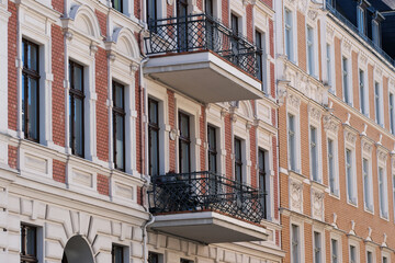 Fassaden von sanierten Wohnh&auml;usern